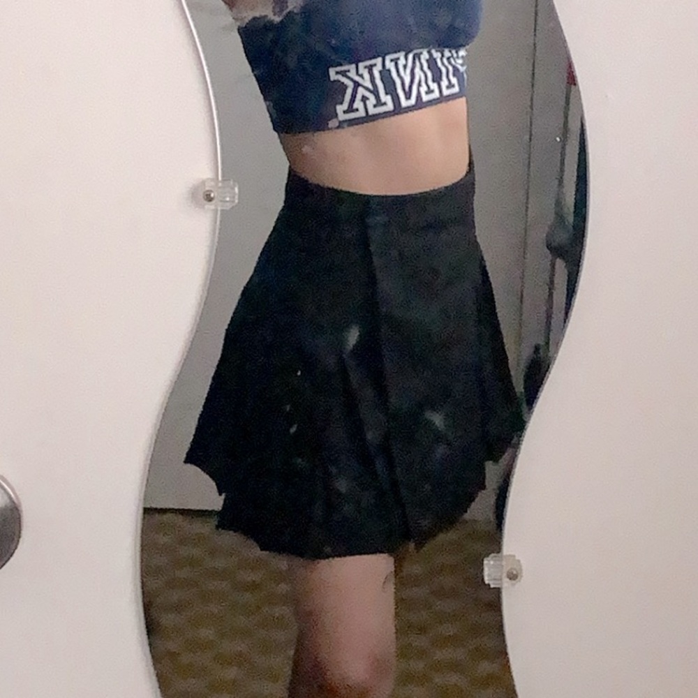 Accentuating skirt (black) (school girl vibes)